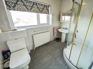 Shower room- click for photo gallery